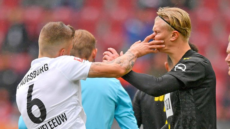 26. SEPTEMBER: Du hast da etwas. Jeffrey Gouweleeuw fässt Erling Haaland rabiat ins Gesicht.