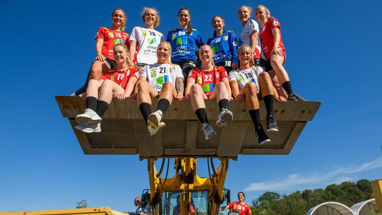 31. JULI: Die Handball-Frauen des  SV Union Halle-Neustadt posieren für ein Mannschaftsfoto für einen Sponsor.