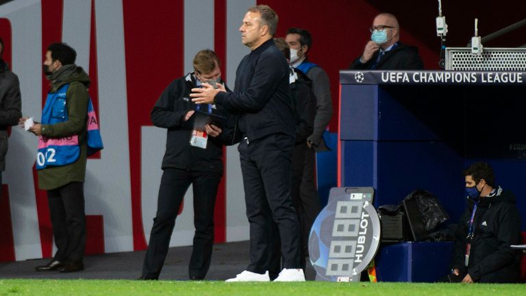 Kurz vor Schluss bringt Bayern-Trainer Hansi Flick (Bild) noch die beiden Youngster ANGELO STILLER (76. Minute) und JOSHUA ZIRKZEE (86. Minute). Beide OHNE BEWERTUNG