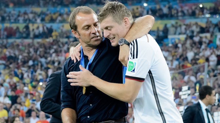 Ein geschichtsträchtiger Moment: Hansi Flick (l.) und Toni Kroos feiern den WM-Triumph in Brasilien.