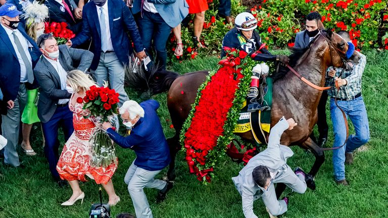 05. SEPTEMBER: Authentic, das Pferd von Jahn Velazquez hat genug der Feierei und verschafft sich etwas Freiraum.