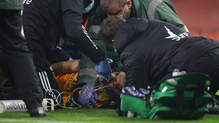 29. November: Raul Jimenez von Wolverhampton, muss nach einem Zusammenprall auf dem Feld beatmet werden.