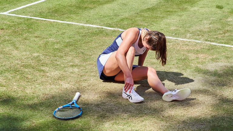 13. JULI: Deutschlands Tennis-Ass Julia Goerges verletzt sich im Spiel gegen Anastasija Sevastova (LAT) bei den bett1 ACES in Berlin. Später im Jahr beendet sie ihre Tenniskarriere.