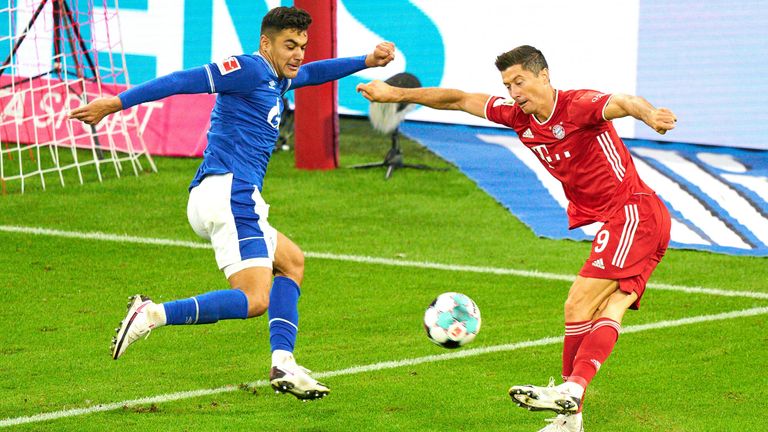 Robert Lewandowski flankt per Rabona-Trick gegen den FC Schalke am ersten Spieltag