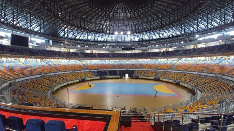 Die Handball Weltmeisterschaft im kommenden Jahr findet in Ägypten statt. Im Finale werden am 31. Januar in Kairo zwei Nationen um den Titel spielen. "Indoor Complex" lautet der Name des aus insgesamt vier Hallen bestehenden Komplexes, in dem das Endspiel ausgetragen wird. (Quelle: http://www.cairo-stadium.org.eg/Location.aspx?id=22)