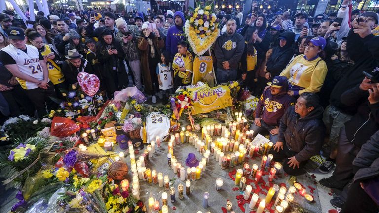 26. Januar: Fans der Los Angeles Lakers trauern um den bei einem Hubschrauber-Absturz tödlich verunglückten NBA-Superstar.