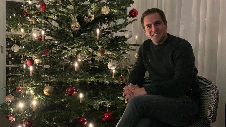 Philipp Lahm vor dem geschmückten Baum. (Quelle: https://twitter.com/philipplahm)