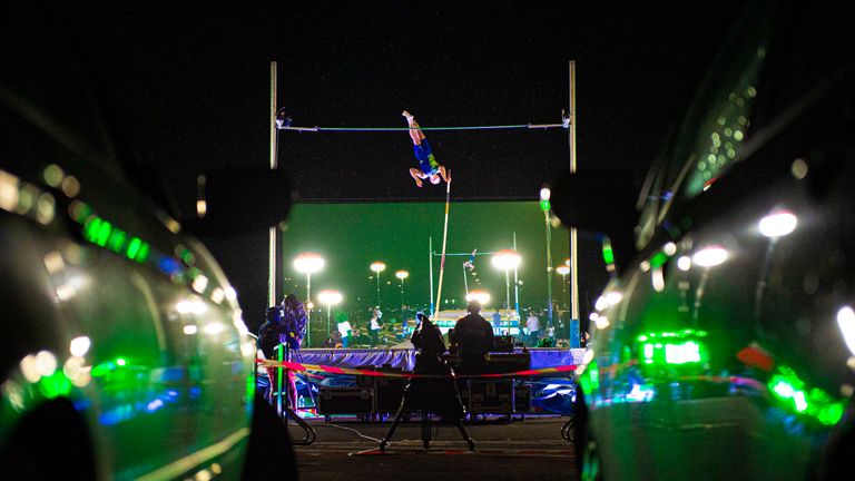 12. JUNI: Zuschauer verfolgen in Düsseldorf Leichtathletik im "Autokino". 
