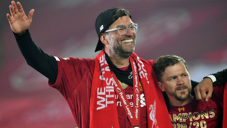 22. JULI: Jürgen Klopp holt nach rund 30 Jahren zur Freude Liverpools wieder die englische Meisterschaft an die Merseyside.
