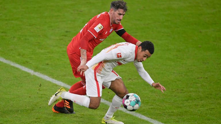 Javi Martinez (l.) verletzt sich in der Partie gegen RB Leipzig.