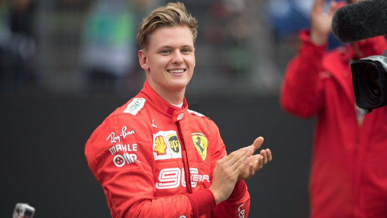Teamkollege von Mazepin wird Mick Schumacher! Der Sohn des siebenmaligen Weltmeisters Michael Schumacher wird 2021 in der Formel 1 debütieren und für Haas F1 starten.