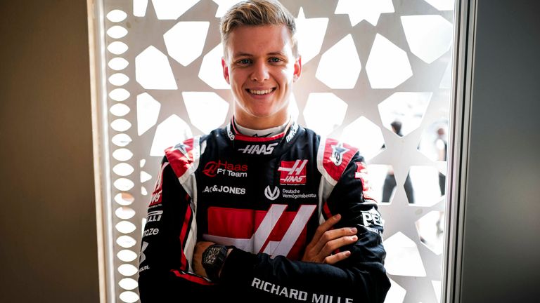 Mick Schumacher fährt ab 2021 in der Formel 1 für den US-Rennstall Haas. Bereits am Freitag gibt er sein F1-Debüt beim 1. Freien Training in Abu Dhabi.