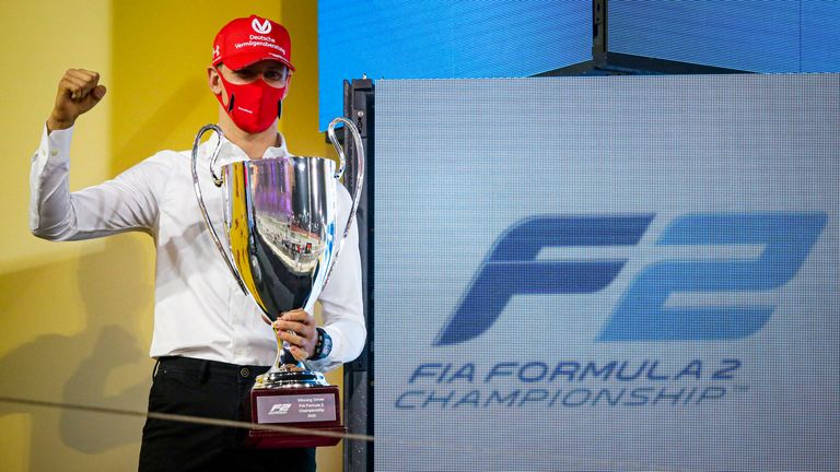 06.12.2020: Mick Schumacher präsentiert nach der Siegerehrung in Bahrain, stolz seinen Pokal als Formel-2-Champion.