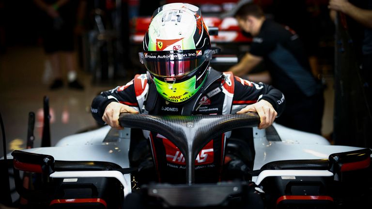 11.12.2020: Mick Schumacher steigt zum ersten Mal offiziell in sein neues Auto. In Abu Dhabi fährt er für Haas das erste freie Training.