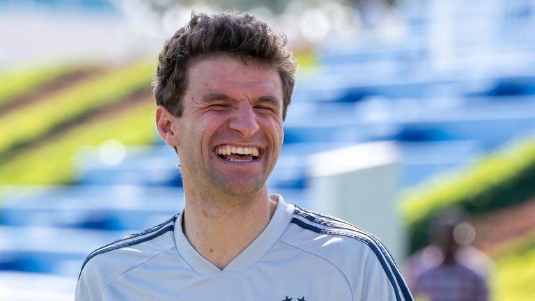 Thomas Müller musiziert passend zu Weihnachten.