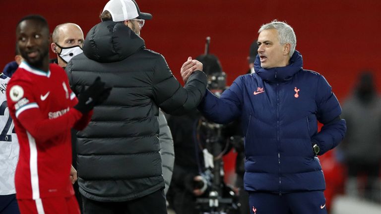 Jose Mourinho (r.) und Jürgen Klopp waren sich bei der Beurteilung der Partie zwischen Tottenham und Liverpool nicht wirklich einig.