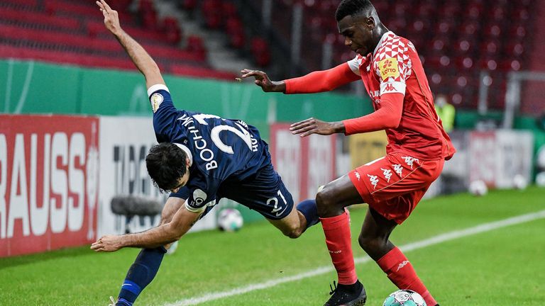 MOUSSA NIAKHATE: Der Mainzer Innenverteidiger fehlt seinem neuen Trainer zum Auftakt gelbgesperrt, nachdem er sich seine fünfte Gelbe Karte zuletzt abgeholt hat.