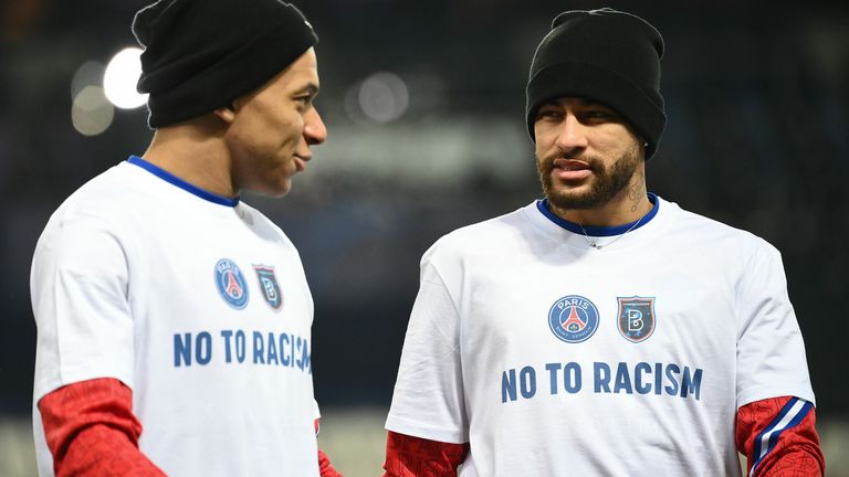 Die PSG-Superstars Kylian Mbappe und Neymar tragen zum Aufwärmen besondere T-Shirts mit der Aufschrift ''No to Racism'' und zeigen Rassismus damit die Rote Karte.