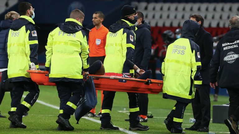 Neymar kann den Platz nicht alleine verlassen.