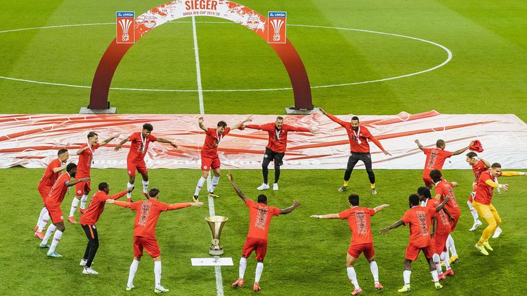 Bilder des Jahres 2020, Sport 05 Mai Sport Themen der Woche KW22 29.05.2020, Woerthersee Stadion, Klagenfurt, AUT, UNIQA OeFB Cup, FC Red Bull Salzburg vs SC Austria Lustenau, Finale, im Bild Salzburger Spieler jubeln mit dem Siegerpokal // Salzburg players cheer with the winner s trophy during the Final match of the OeFB Uniqa Cup between FC Red Bull Salzburg and SC Austria Lustenau at the Woerthersee Stadion in Klagenfurt, Austria on 2020/05/29. Klagenfurt *** 