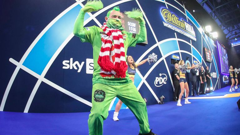 15. Dezember: Bei der Darts-WM in London überrascht Titelverteidiger Peter Wright die Fans im Ally Pally mit seinem Grinch-Outfit. 