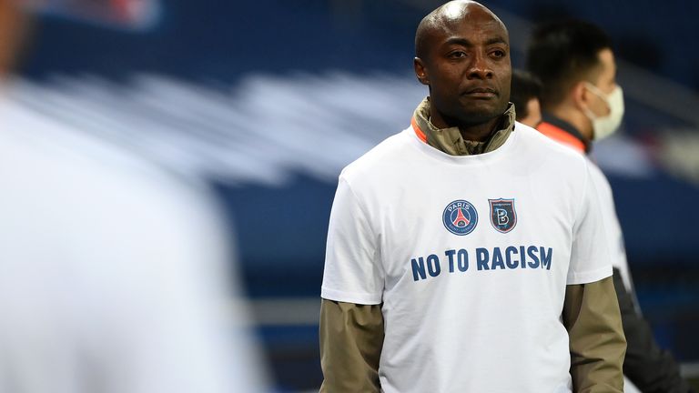 Auch Basaksehirs Co-Trainer Pierre Webo verfolgt das Aufwärmen seiner Spieler und trägt ein &#39;&#39;No to Racism&#39;&#39;-T-Shirt. 