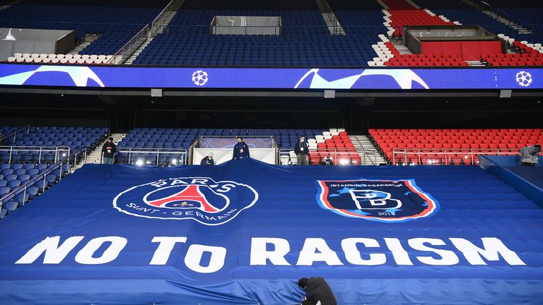&#39;&#39;NO TO RACISM&#39;&#39; steht auf einem großen Banner im Pariser Prinzenpark mit den Vereinslogos von PSG und Basaksehir. Beide Klubs zeigen Rassismus die Rote Karte.