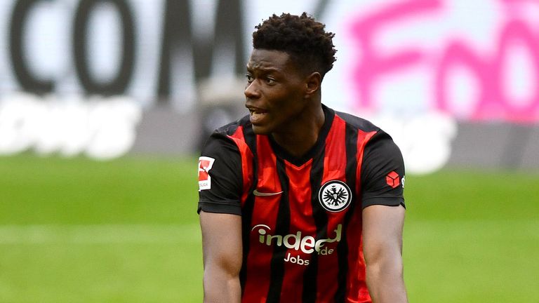 RAGNAR ACHE: Nach dem Abgang von Bas Dost könnte die SGE Ache gut gebrauchen, aber der Angreifer fehlt mit einer Sehnenverletzung. Laut Trainer Adi Hütter liegt er voll im Soll - ein Einstieg ins Teamtraining ist aber erst Mitte Januar geplant.