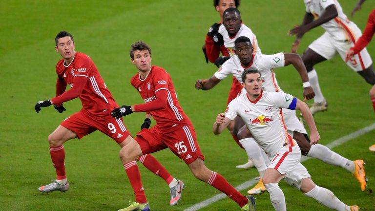 Platz 2: Robert Lewandowski (l.) und Thomas Müller (2.v.l./ FC Bayern München) - 4 Tore