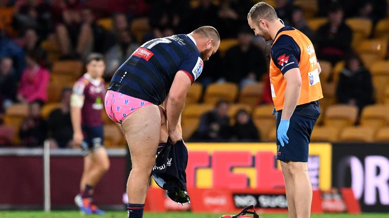 15. AUGUST: Nachdem der Kleidertest von Cabous Eloff versagte und dem Rugby-Spieler seine Hose riss, konnte noch auf dem Platz schnell eine ungewöhnliche Auswechslung stattfinden.