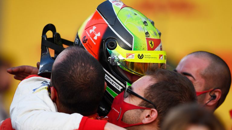 Mick Schumacher bejubelt den Titelgewinn in der Formel 2.