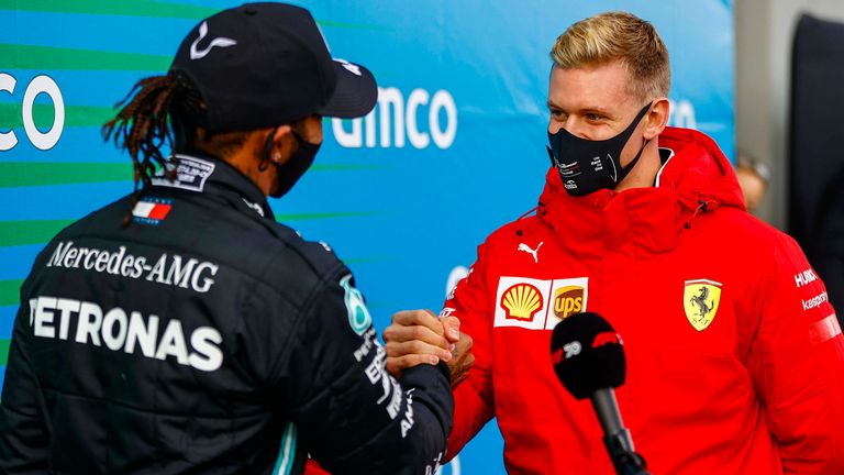 11. OKTOBER: Mick Schumacher gratuliert Lewis Hamilton zu seinem 91. F1-Sieg. Damit zog er mit Michael Schumacher gleich, den er mittlerweile sogar überholt hat.