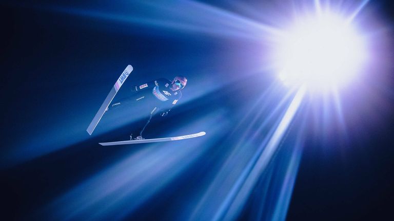 06. JANUAR: Der Pole David Kubacki gewinnt die internationale Vierschanzentournee im Skispringen.