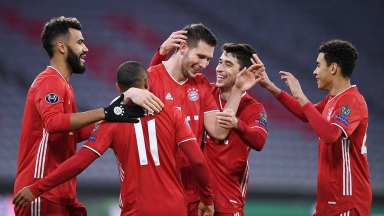 Niklas Süle erlöst den FC Bayern mit einem Kopfball-Treffer.