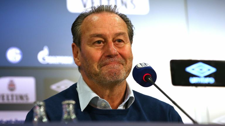 Huub Stevens auf der Pressekonferenz des FC Schalke 04.