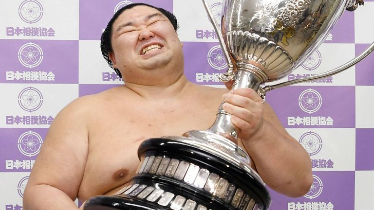 27. SEPTEMBER: Schwerer Pokal sucht schweren Sieger. Sumoringer Sekiwake Shodai freut sich über seinen Gewinn.