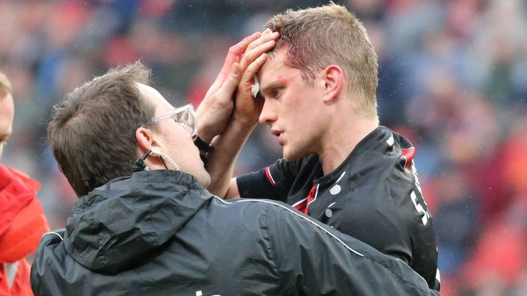 Doch auch nach seinem Wechsel zu Bayer Leverkusen riss die Verletzungsserie nicht ab. Exemplarisch hier aus dem Spiel gegen Freiburg im März 2019. Mit einer klaffenden Platzwunde und einem Brummschädel muss er ausgewechselt werden. 
