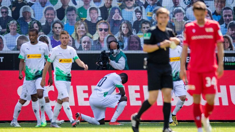 Bilder des Jahres 2020, Sport 05 Mai Borussia Moenchengladbach - Union Berlin, 31.05.2020 Torjubel: Marcus Thuram (BMG) gegen Rassismus 31.05.2020, Fussball, 1. Bundesliga, Saison 2019/20, 29. Spieltag, Borussia Moenchengladbach - Union Berlin, Foto: MORITZ MUELLER/POOL Nur für journalistische Zwecke! Only for editorial use! Moenchengladbach Borussia Park NRW Deutschland *** Borussia Moenchengladbach Union Berlin, 31 05 2020 Goal celebration Marcus Thuram BMG against racism 