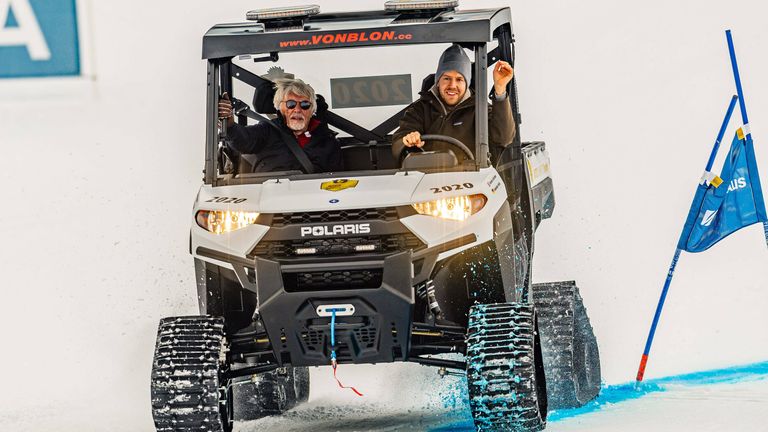 25. JANUAR: Sebastian Vettel chauffiert Bernie Ecclestone über die Streif. 