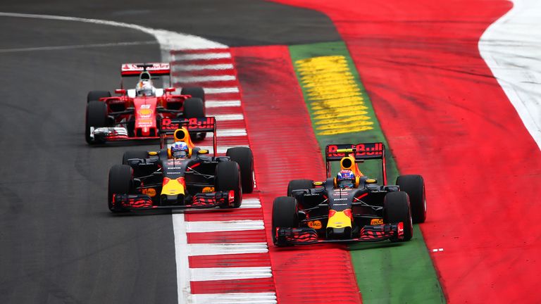 2016: Beim GP von Mexiko musste sich Vettel mit beiden Red Bull Piloten, Riccardo und Verstappen duellieren. Er verlor das Duell und wurde wütend im Funk: ''Eine Nachricht für Charlie [Whiting]: 'Fuck off!''