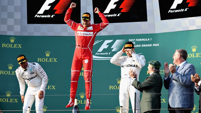 2017: Vettel startete mit einem Sieg in die Saison. In Melbourne drängte er sich vor beide Mercedes-Piloten. Er gewann außerdem in Bahrain, in Monaco und in Ungarn.