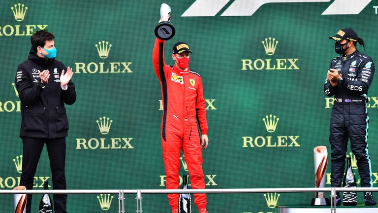 2020: Beim GP der Türkei fährt Vettel zum ersten und einzigen Mal auf das Podium. Er wird Dritter hinter Sergio Perez und Weltmeister Lewis Hamilton.