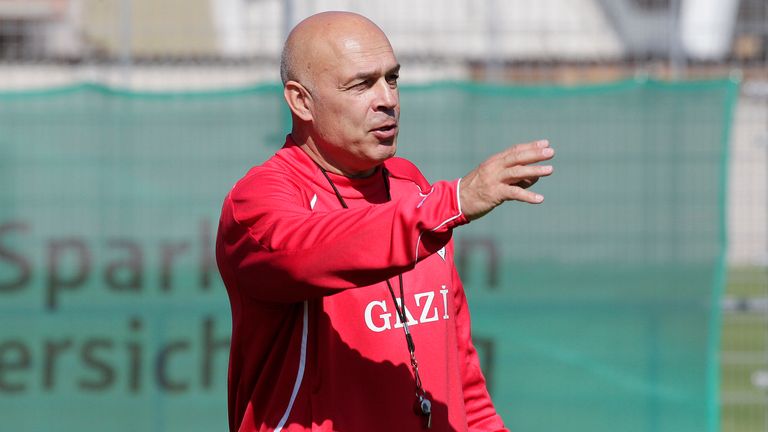 VfB Stuttgart: 2009 - 2010 - er führte die Schwaben in den UEFA Cup. Im Oktober 2010 wurde er entlassen