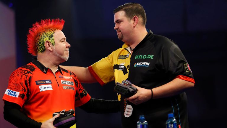 Peter Wright gratuliert Gabriel Clemens,.