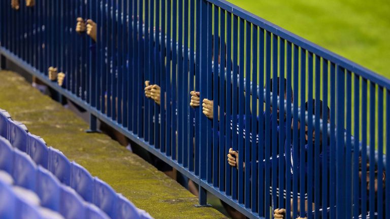 21. OKTOBER: Hinter Gittern. Dort machen die Spieler von Dinamo Zagreb ihre Dehnübungen.