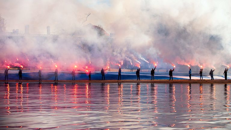 Bilder des Jahres 2020, Sport 05 Mai Sport Themen der Woche KW22 Sport Bilder des Tages ST PETERSBURG, RUSSIA - MAY 25, 2020: FC Zenit St Petersburg s fans light flares by the Peter and Paul Fortress as they prepare to launch a hot air balloon with a handwritten banner marking the 95th anniversary of the foundation of FC Zenit St Petersburg. The banner shows a composite character of a fan and a football player of FC Zenit St Petersburg, holding a club banner in his hands.