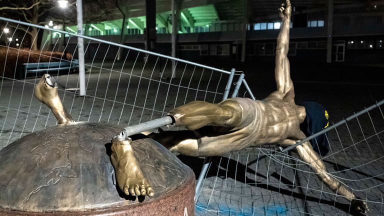 05. JANUAR: Die Staue von Zlatan Ibrahimovic vor dem Stadion seines Heimatklubs Malmö FF wird zerstört.