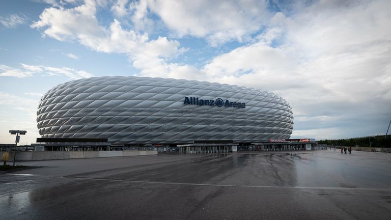 Fila 13: Allianz Arena, Munich (75,024 asientos)
