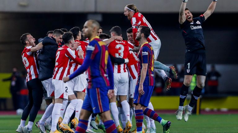 Athletic Bilbao (hinten) siegt im Supercup-Finale gegen den FC Barcelona - und das in der Verlängerung. 