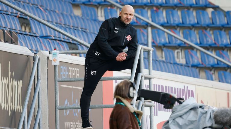 Würzburg-Trainer Bernhard Trares darf seine Mannschaft beim Spiel gegen Erzgebirge Aue nicht betreuen.